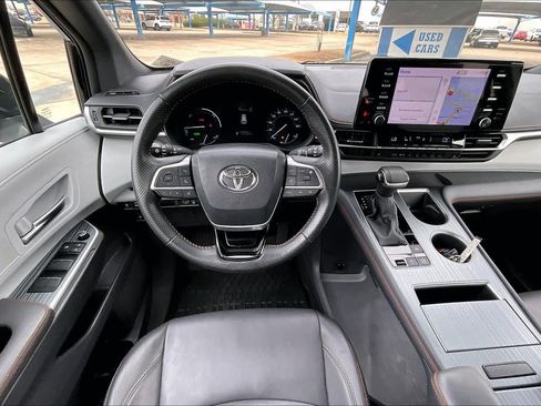Used 2023 Toyota Sienna XSE image 6