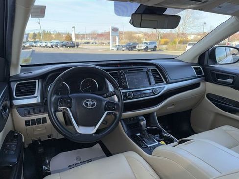 Used 2019 Toyota Highlander XLE image 7