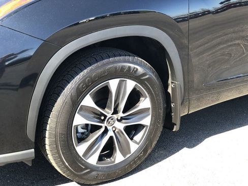 Used 2023 Toyota Highlander XLE AWD/4WD image 2