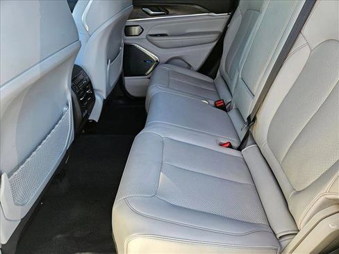 Used 2022 Jeep Grand Cherokee Overland w/ Luxury Tech Group IV image 18