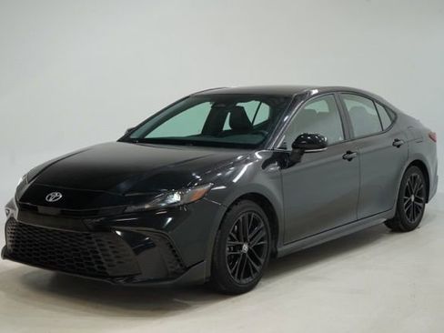 Used 2025 Toyota Camry SE image 3