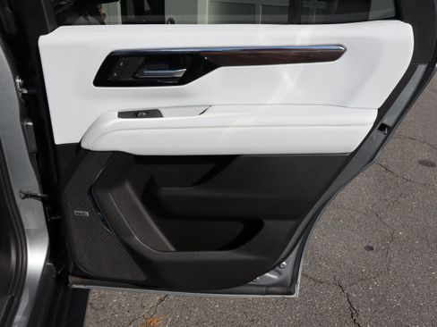 Used 2025 Chevrolet Tahoe Premier AWD/4WD image 38