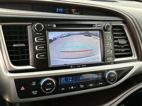 Used 2019 Toyota Highlander XLE image 24