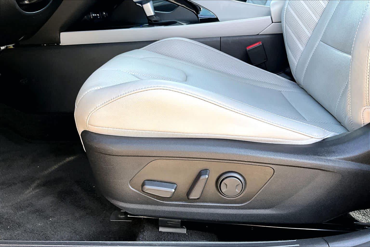 Used 2023 Hyundai Elantra Limited FWD image 32