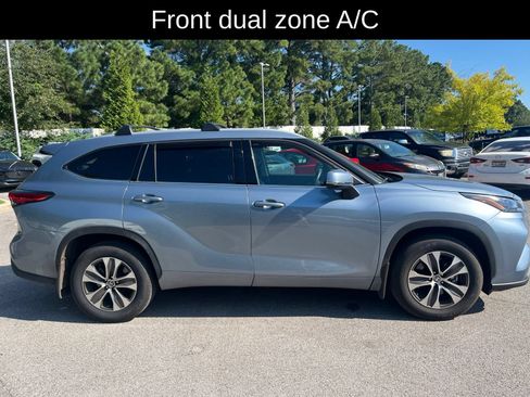 Used 2022 Toyota Highlander XLE FWD image 3