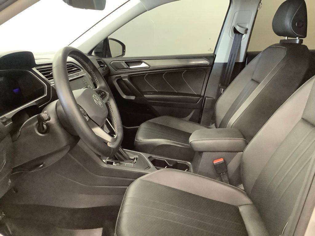 Used 2023 Volkswagen Tiguan SE w/ Panoramic Sunroof Package FWD image 12