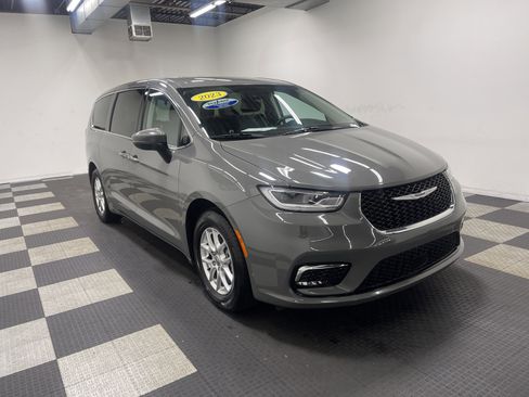 Used 2023 Chrysler Pacifica Touring-L image 6