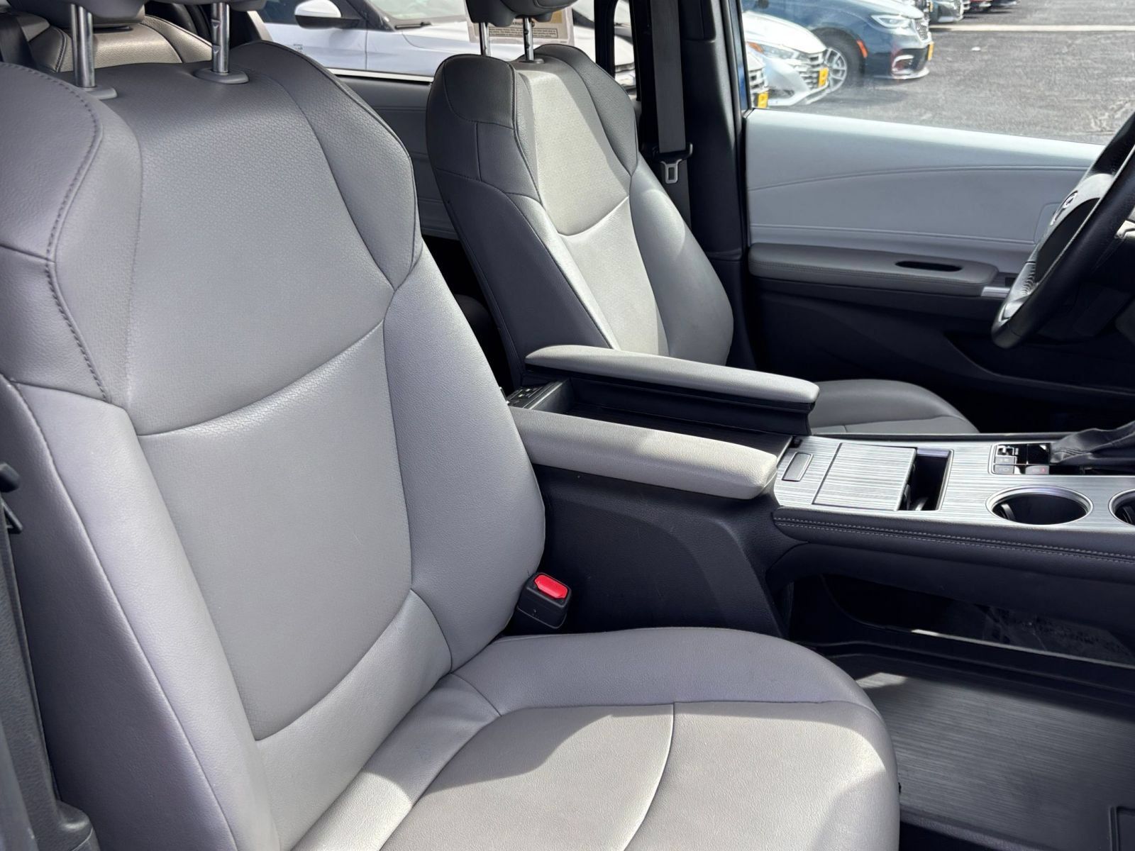 Used 2025 Toyota Sienna XLE FWD image 38