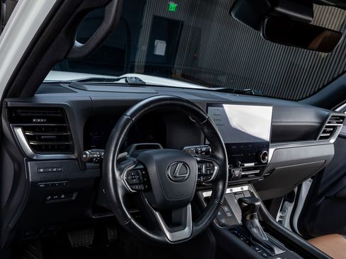 Used 2024 Lexus GX 550 w/ Accessory Package (2T) AWD/4WD image 17