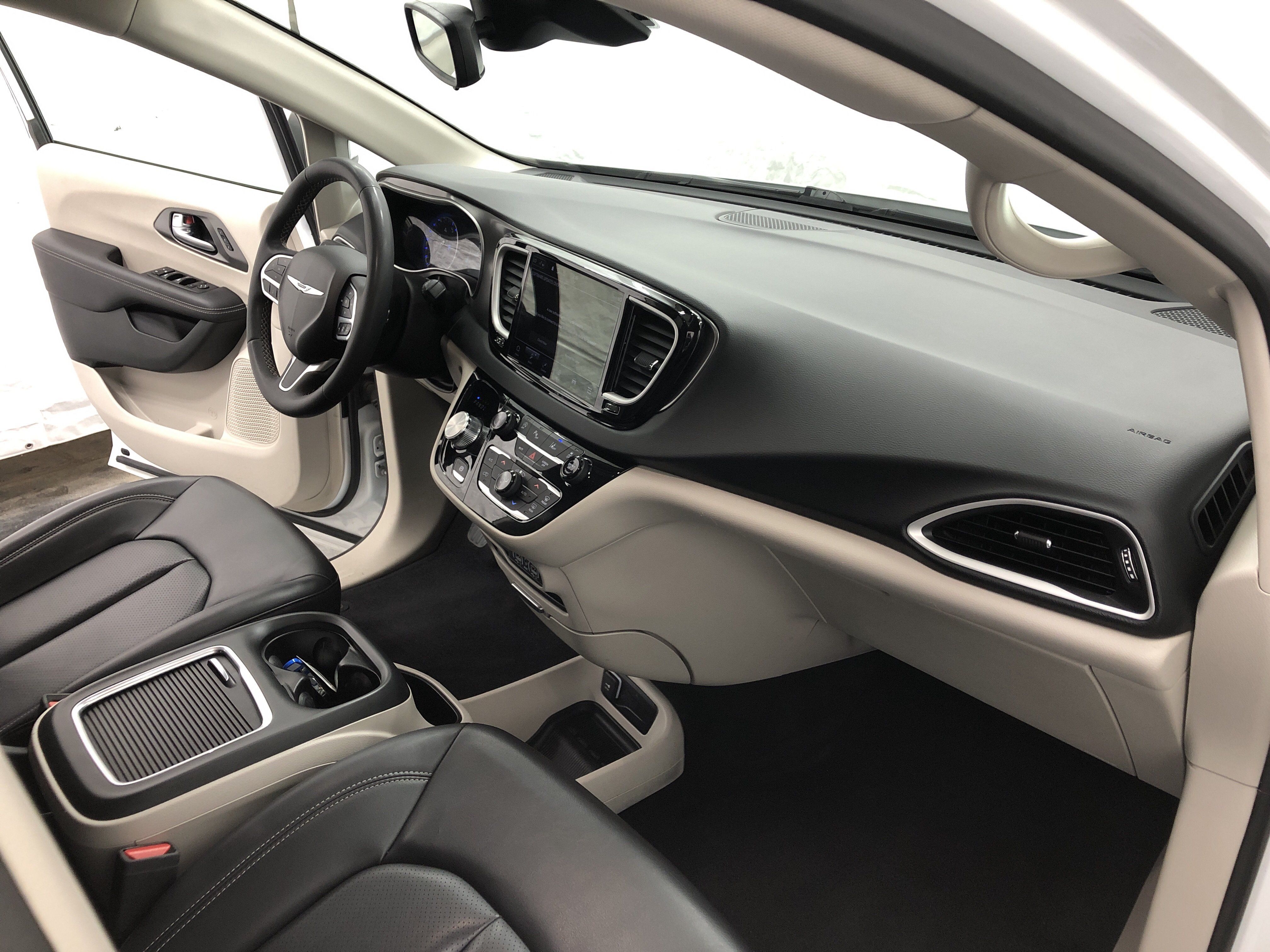 Used 2023 Chrysler Pacifica Touring-L FWD image 15