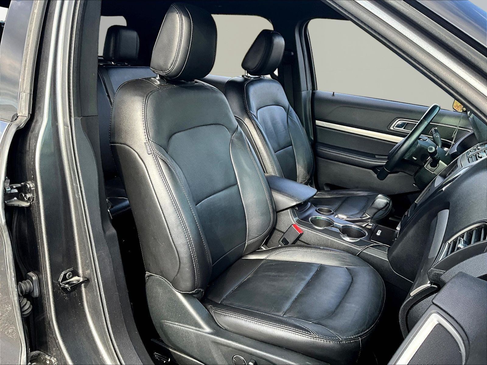 Used 2018 Ford Explorer XLT w/ Equipment Group 202A FWD image 29