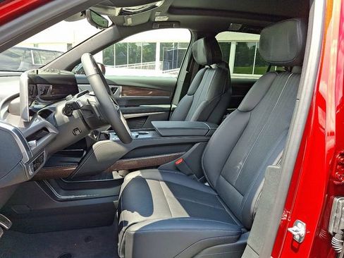 New 2026 Cadillac Vistiq Luxury w/ LPO, Floor Liner Package AWD/4WD image 8