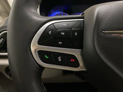 Used 2023 Chrysler Pacifica Touring-L image 58