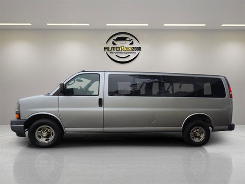 Used 2017 Chevrolet Express 3500 LT w/ LT Preferred Equipment Group image 4