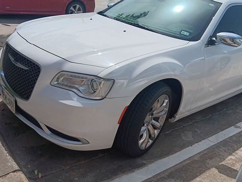 Used 2018 Chrysler 300 Touring w/ Chrome Appearance Package RWD image 6