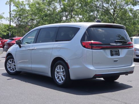 Used 2024 Chrysler Pacifica Touring-L FWD image 16