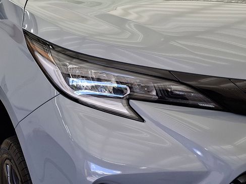 Used 2025 Toyota Sienna XSE image 28