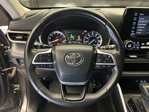 Used 2022 Toyota Highlander XLE AWD/4WD image 21