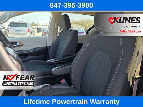 Used 2022 Chrysler Voyager LX image 14