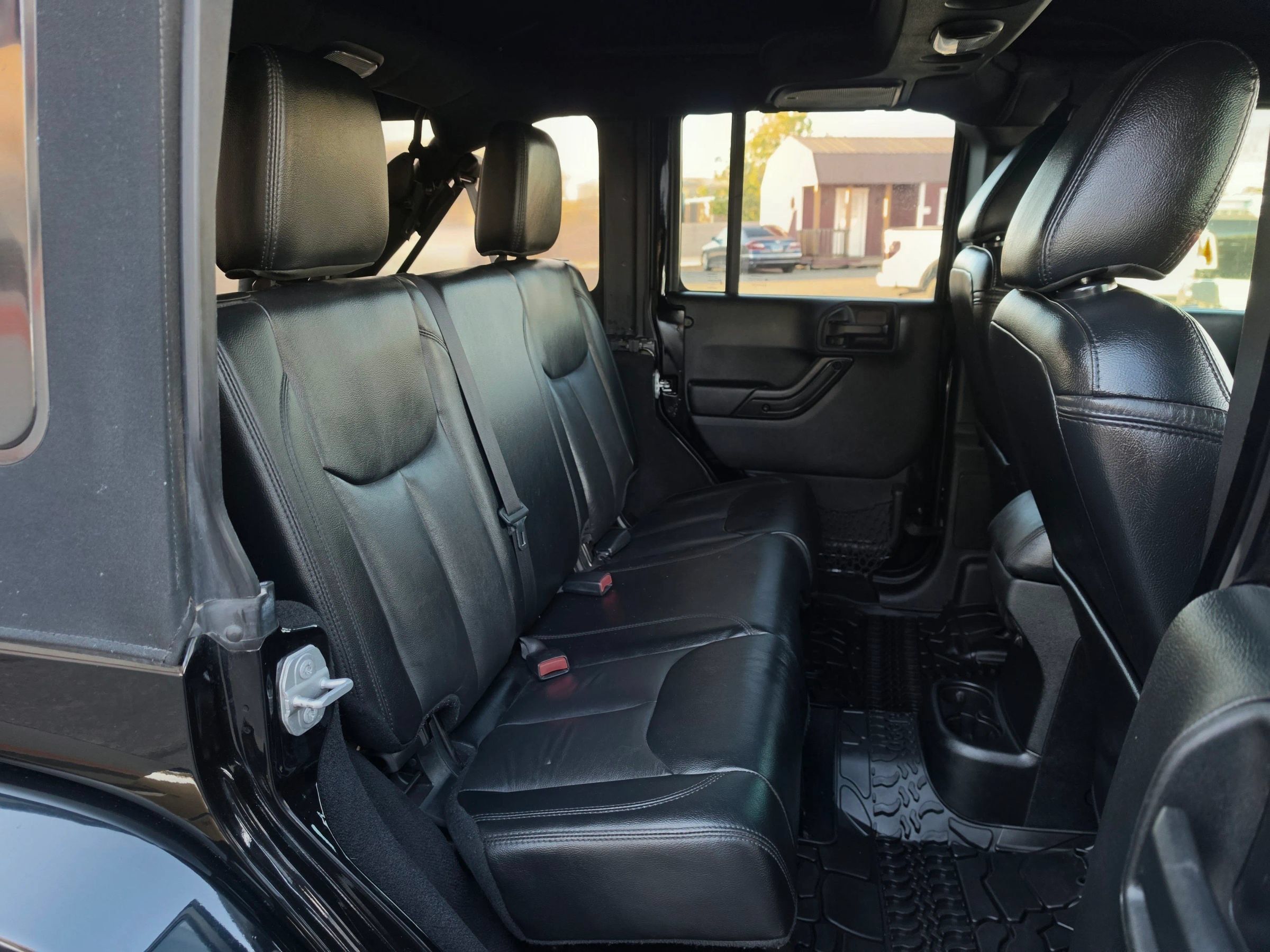 Used 2017 Jeep Wrangler Unlimited Sahara AWD/4WD image 33