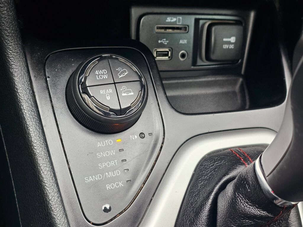 Used 2016 Jeep Cherokee Trailhawk w/ Leather Interior Group AWD/4WD image 32