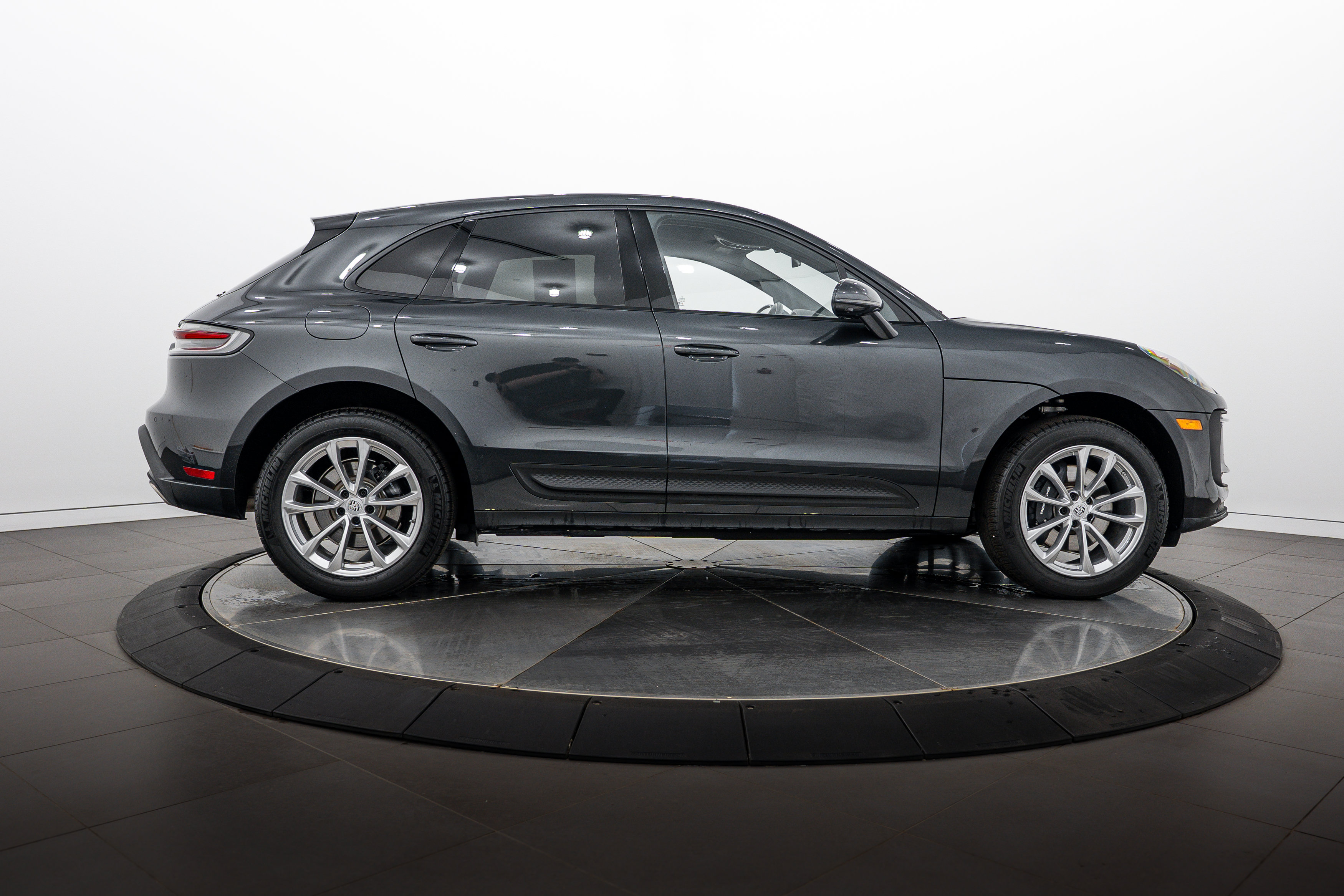 Certified 2026 Porsche Macan AWD/4WD image 8