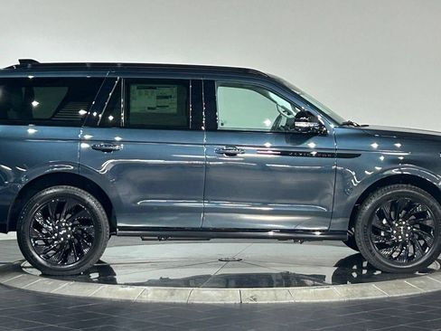 New 2026 Lincoln Navigator Reserve w/ Jet Appearance Package AWD/4WD image 10