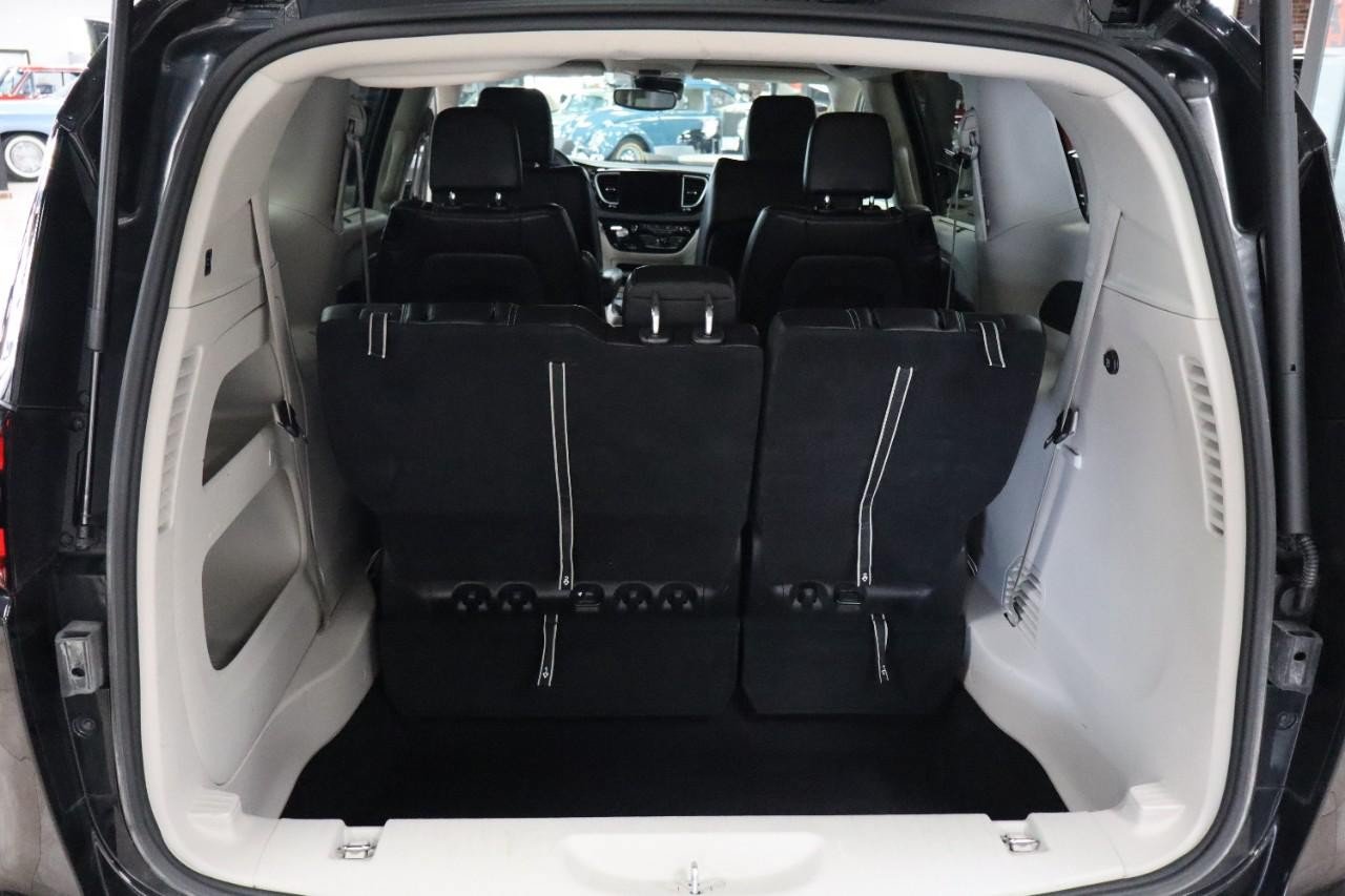 Used 2023 Chrysler Pacifica Touring-L FWD image 22