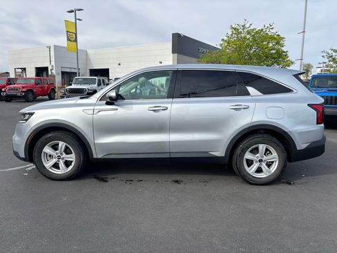 Used 2022 Kia Sorento LX image 8