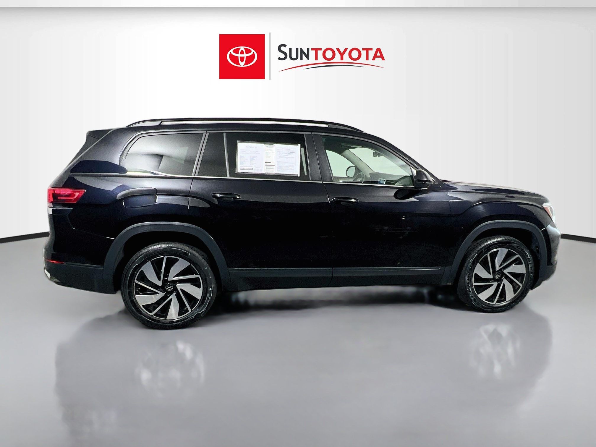 Used 2024 Volkswagen Atlas SE AWD/4WD image 2