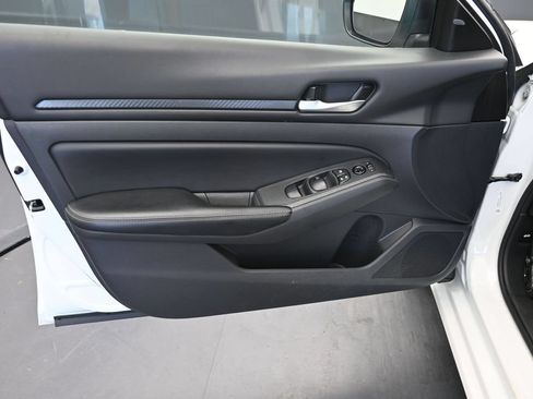 Used 2025 Nissan Altima 2.5 SV FWD image 16