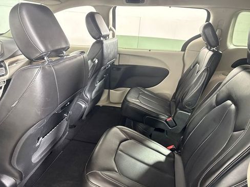 Used 2023 Chrysler Pacifica Touring-L FWD image 18
