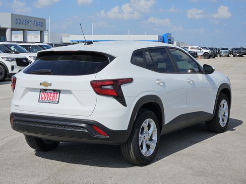 Used 2026 Chevrolet Trax LS w/ LS Convenience Package FWD image 4