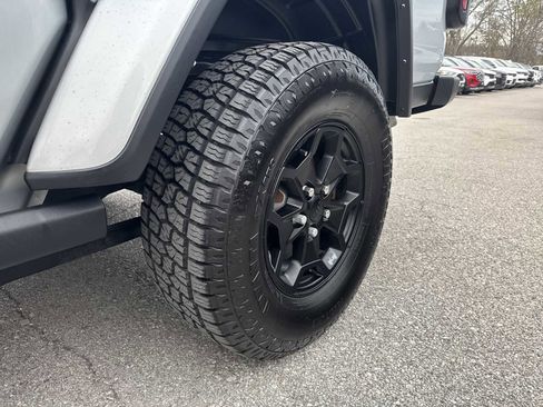 Used 2022 Jeep Gladiator Willys image 14