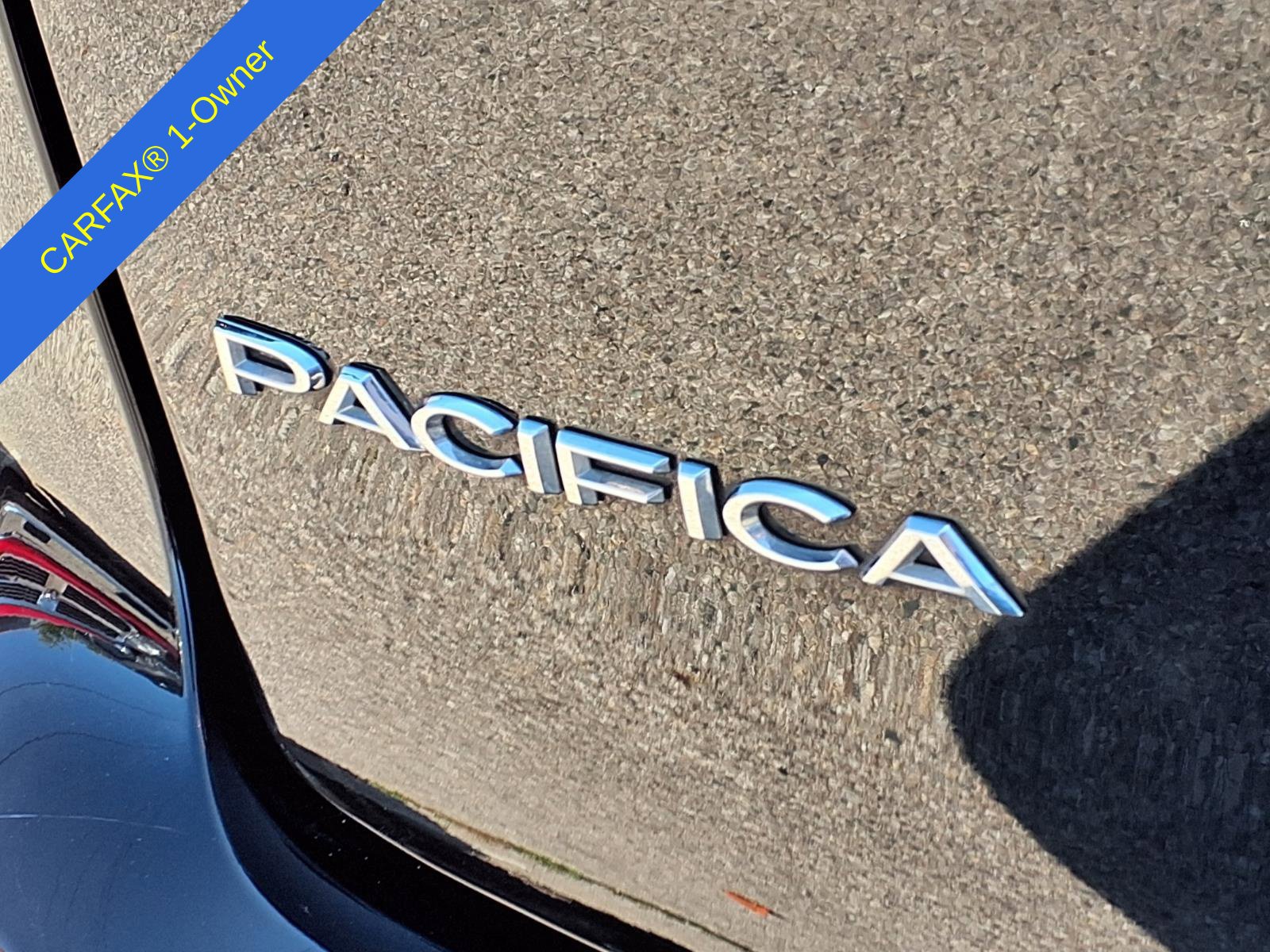 Used 2024 Chrysler Pacifica Limited FWD image 12