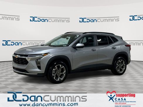 Used 2024 Chevrolet Trax LT w/ Sunroof Package image 1