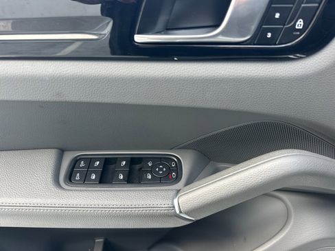 Certified 2023 Porsche Cayenne image 12