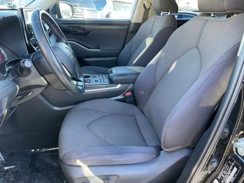 Used 2021 Toyota Highlander LE image 5