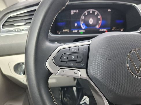 Used 2022 Volkswagen Tiguan SE image 16