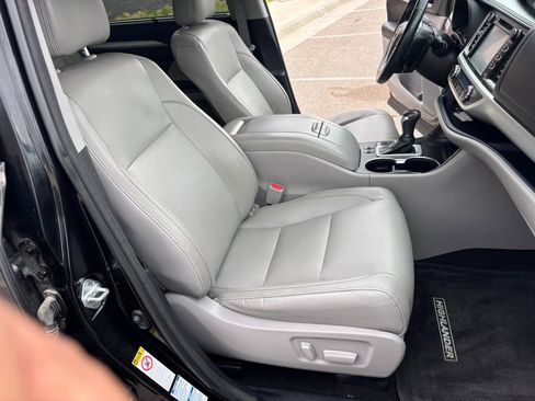 Used 2017 Toyota Highlander XLE image 25