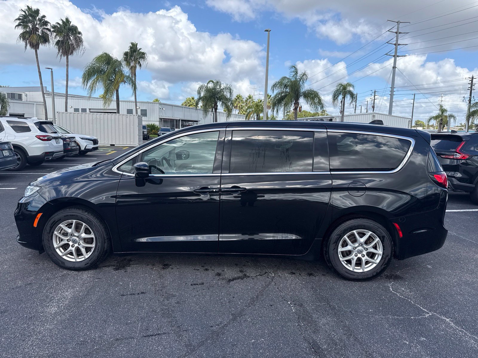 Used 2024 Chrysler Pacifica Touring-L FWD image 4