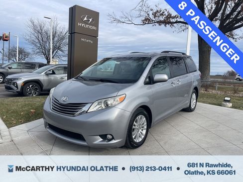Used 2017 Toyota Sienna XLE image 1