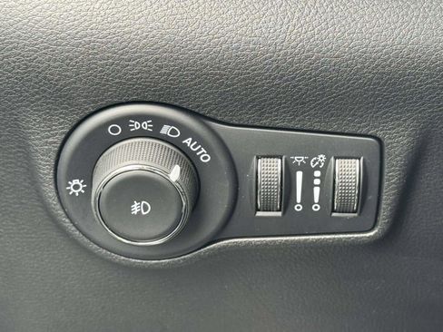 Used 2025 Jeep Compass Limited w/ Sun & Sound Group AWD/4WD image 19