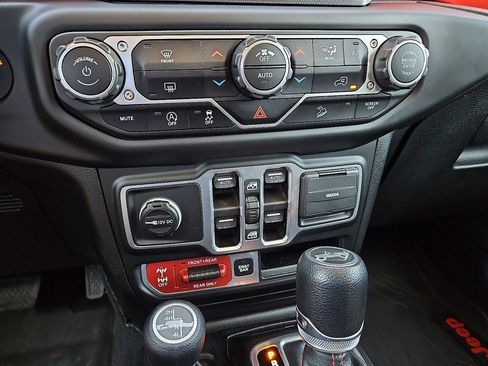 Used 2018 Jeep Wrangler Unlimited Rubicon AWD/4WD image 27