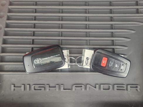 Used 2022 Toyota Highlander XLE AWD/4WD image 31