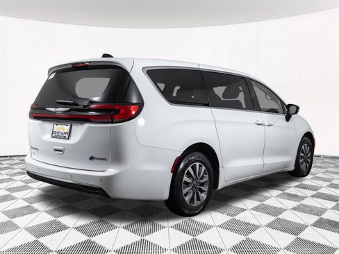 Used 2024 Chrysler Pacifica Limited FWD image 20