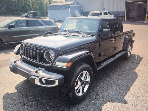 Used 2024 Jeep Gladiator Sport w/ Premium Package AWD/4WD image 7