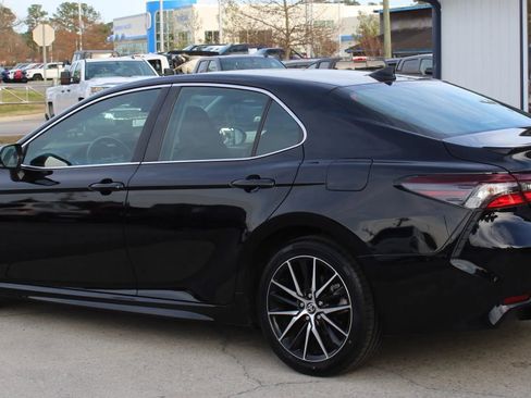 Used 2023 Toyota Camry SE image 3