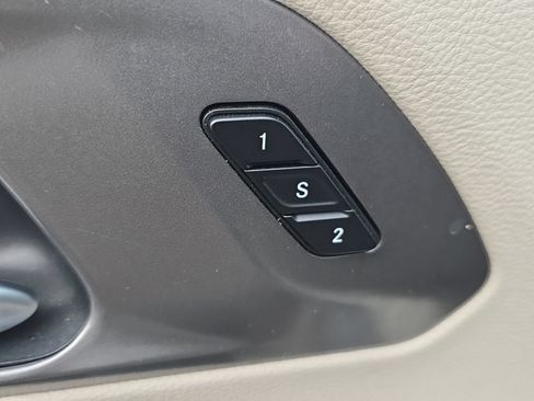 Used 2024 Chrysler Pacifica Touring-L FWD image 9