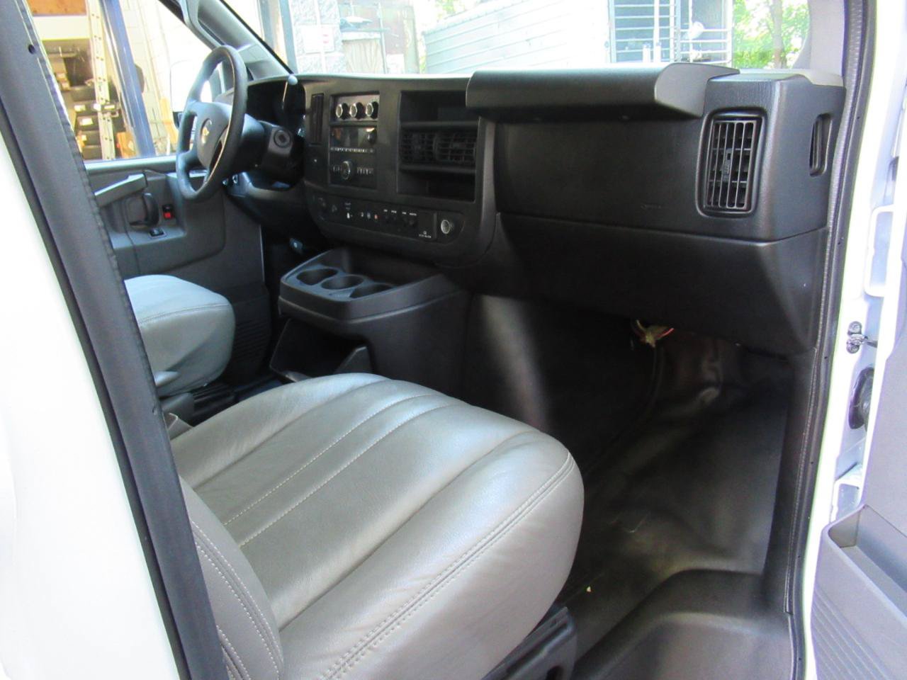 Used 2017 Chevrolet Express 2500 RWD image 17